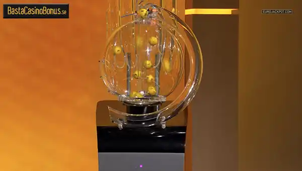 En Eurojackpot-boll blir dragen